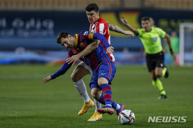 [세비야=AP/뉴시스] 리오넬 메시가 퇴장 당한 바르셀로나가 수페르코파 우승에 실패했다. 2021.01.17.