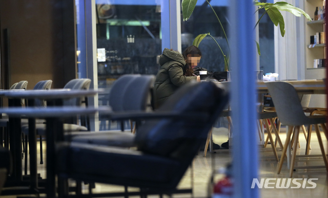 [서울=뉴시스]최진석 기자 = 카페 매장 내 취식이 밤 9시까지 허용된 18일 서울 한 카페 매장에서 고객이 자리에 앉아 있다. 2021.01.18. myjs@newsis.com