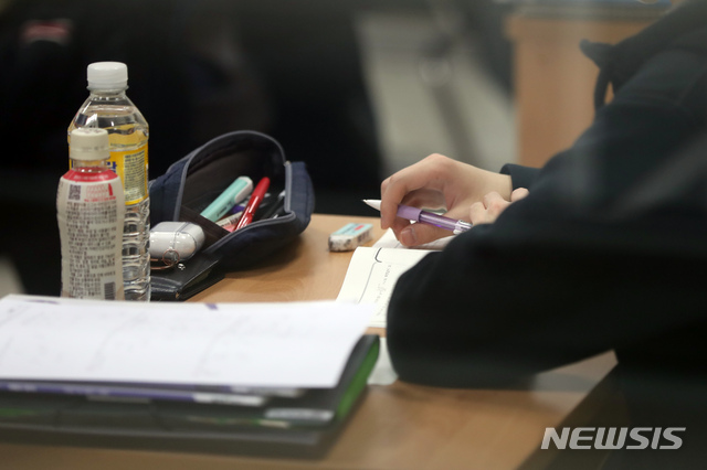 [서울=뉴시스]고승민 기자 = 정부가 수도권 11만2000여 곳의 실내체육시설, 학원, 노래연습장, 실내 스탠딩공연장 등에 대해 시설허가, 신고면적 8㎡당 1명 제한 원칙으로 집합금지를 해제한 18일 서울 한 학원에서 수강생들이 거리를 두어 수업을 하고 있다. 2021.01.18. kkssmm99@newsis.com