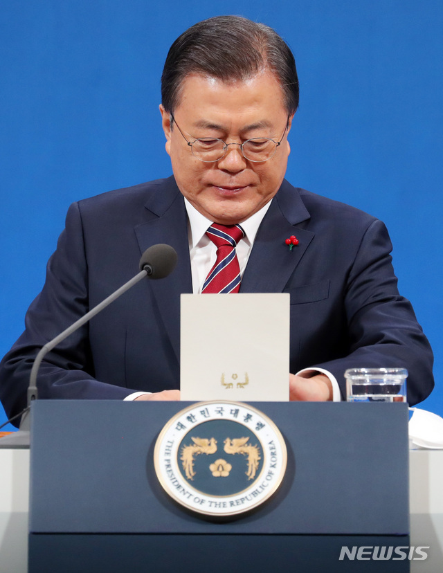 [서울=뉴시스]추상철 기자 =문재인 대통령이 18일 오전 청와대 춘추관에서 온·오프 혼합 방식으로 열린 '2021 신년 기자회견'에 참석하고 있다. 2021.01.18. scchoo@newsis.com