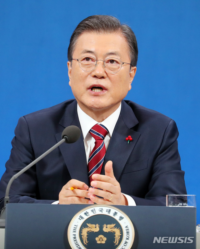 [서울=뉴시스]추상철 기자 =문재인 대통령이 18일 오전 청와대 춘추관에서 온·오프 혼합 방식으로 열린 '2021 신년 기자회견'에 참석해 취재진의 질문에 답변하고 있다. 2021.01.18. scchoo@newsis.com