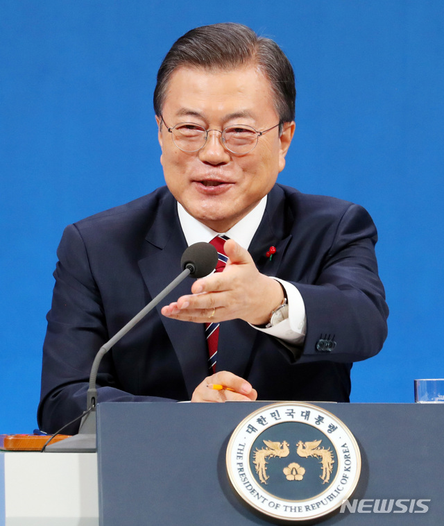 [뉴시스Pic]문재인 대통령 온·오프라인 신년 기자회견 