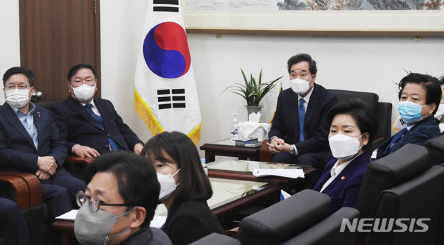 [서울=뉴시스]최동준 기자 = 더불어민주당 이낙연 대표가 18일 서울 여의도 국회에서 대통령 신년기자회견 시청을 하기 위해 자리에서 기다리고 있다. (공동취재사진) 2021.01.18. photo@newsis.com