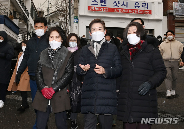 [서울=뉴시스]김진아 기자 = 국민의힘 서울시장 경선후보 등록을 마친 나경원(앞줄 가운데)줄 전 의원이 18일 오전 서울 용산구 서계동 도시재생사업 현장을 둘러보며 주민들과 의견을 나누고 있다. (공동취재사진) 2021.01.18. photo@newsis.com