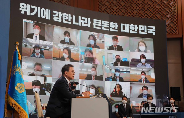 [서울=뉴시스]추상철 기자 = 문재인 대통령이 18일 오전 청와대 춘추관에서 온·오프 혼합 방식으로 열린 '2021 신년 기자회견'에 참석해 취재진의 질문에 답변하고 있다. 2021.01.18. scchoo@newsis.com