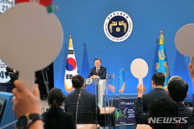 [서울=뉴시스]추상철 기자 = 문재인 대통령이 18일 청와대 춘추관에서 열린 신년 기자회견에서 취재진의 질문을 받고 있다. 2021.01.18. scchoo@newsis.com