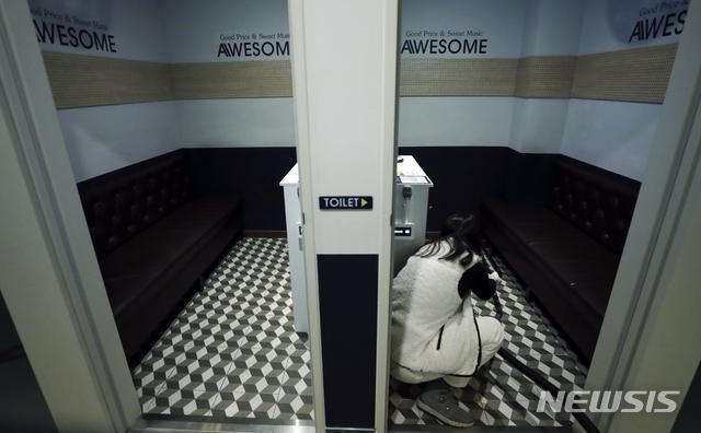 [서울=뉴시스]최진석 기자 = 헬스장과 당구장, 노래방, 코인노래방 등 다중이용시설 이용이 재개된 지난해 1월18일 서울 서대문구 한 코인노래방에서 점주가 영업 재개를 위해 청소를 하고 있다. 2021.01.18. myjs@newsis.com