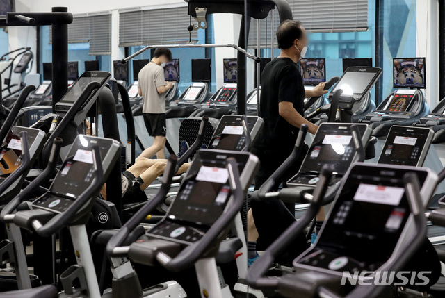 [서울=뉴시스]김병문 기자 = 헬스장 등 실내체육시설에 대한 집합금지·운영제한이 완화된 18일 오전 서울 중구 한 헬스장에서 회원들이 운동하고 있다. 사진은 기사와 무관. 2021.01.18. dadazon@newsis.com