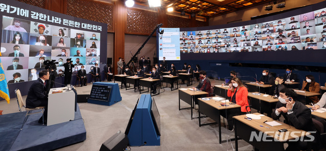 [서울=뉴시스]추상철 기자 =문재인 대통령이 18일 오전 청와대 춘추관에서 온·오프 혼합 방식으로 열린 '2021 신년 기자회견'에 참석해 취재진의 질문에 답변하고 있다. 2021.01.18. scchoo@newsis.com