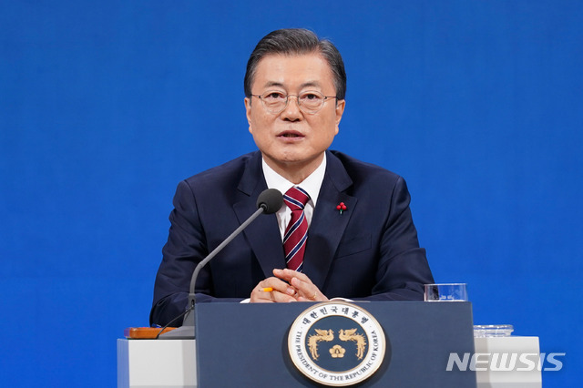 [서울=뉴시스]추상철 기자 =문재인 대통령이 18일 오전 청와대 춘추관에서 온·오프 혼합 방식으로 열린 '2021 신년 기자회견'에 참석해 취재진의 질문에 답변하고 있다. 2021.01.18. scchoo@newsis.com
