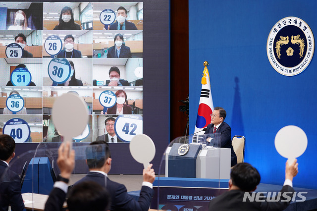 [서울=뉴시스]추상철 기자 =문재인 대통령이 18일 오전 청와대 춘추관에서 온·오프 혼합 방식으로 열린 '2021 신년 기자회견'에 참석해 질문자를 지목하고 있다. 2021.01.18. scchoo@newsis.com