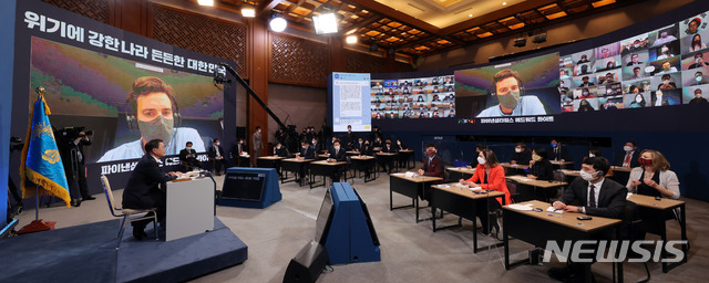 [서울=뉴시스]추상철 기자 =문재인 대통령이 18일 오전 청와대 춘추관에서 온·오프 혼합 방식으로 열린 '2021 신년 기자회견'에 참석해 파이낸셜타임스 에드워드 화이트 지국장으로 부터 질문을 받고 있다. 2021.01.18. scchoo@newsis.com