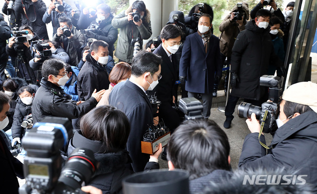 [서울=뉴시스]이영환 기자 = 국정농단 혐의로 재판을 받고 있는 이재용 삼성전자 부회장이 18일 오후 서울 서초구 서울고등법원에서 열린 파기환송심 선고 공판에 출석하고 있다. 2021.01.18. 20hwan@newsis.com