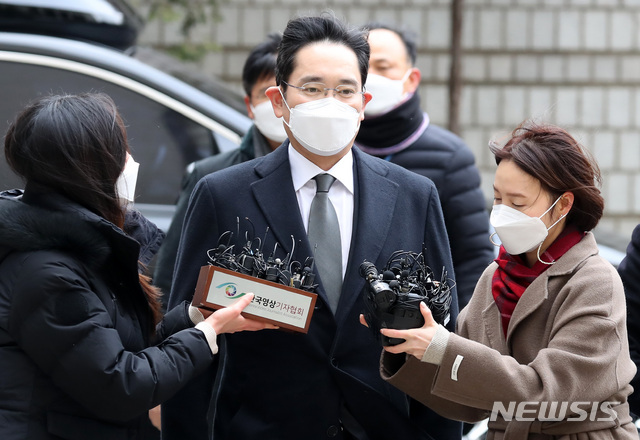 [서울=뉴시스]이영환 기자 = 국정농단 혐의로 재판을 받고 있는 이재용 삼성전자 부회장이 18일 오후 서울 서초구 서울고등법원에서 열린 파기환송심 선고 공판에 출석하고 있다. 2021.01.18. 20hwan@newsis.com