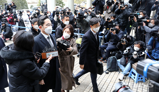 [서울=뉴시스]이영환 기자 = 국정농단 혐의로 재판을 받고 있는 이재용 삼성전자 부회장이 18일 오후 서울 서초구 서울고등법원에서 열린 파기환송심 선고 공판에 출석하고 있다. 2021.01.18. 20hwan@newsis.com