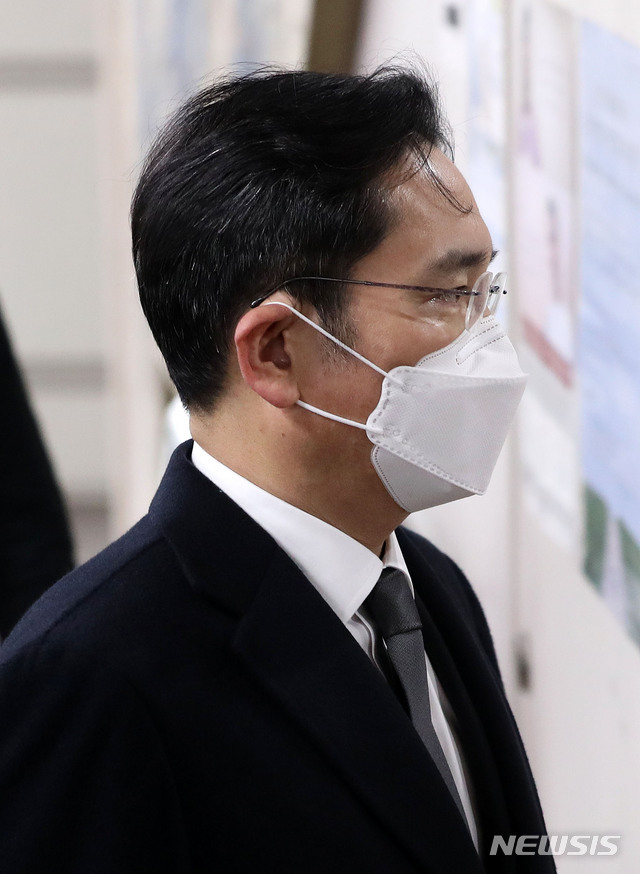 [서울=뉴시스]홍효식 기자 = 이재용 삼성전자 부회장이 18일 오후 서울 서초구 서울고등법원에서 열리는 국정논단 관련 파기환송심 선고 공판에 출석하고 있다. 2021.01.18. yesphoto@newsis.com