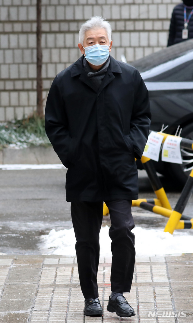 [서울=뉴시스]이영환 기자 = 최지성 전 삼성미래전략실 실장(부회장)이 지난해 1월18일 오후 서울 서초구 서울고등법원에서 열린 국정농단 파기환송심 선고 공판에 출석하고 있다. 2021.01.18. 20hwan@newsis.com