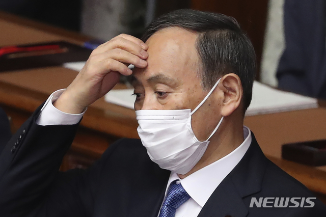 [도쿄=AP/뉴시스] 스가 요시히데 일본 총리가 18일 참의원 정기 국회 소집에 참석했다. 이날 스가 총리는 중의원·참의원 양원 본회의에서 시정방침 연설을 했다. 2021.01.18. 