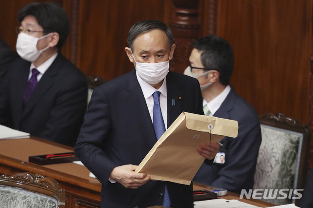 [도쿄=AP/뉴시스]스가 요시히데 일본 총리가 18일 시정방침 연설에 앞서 국회 본회의에 참석하고 있다. 스가 총리는 "한국은 중요한 이웃 나라"라면서도 "현재 양국의 관계가 매우 심각한 상황으로 건전한 관계로 돌아가기 위해 (일본은) 일관된 입장에 근거해 한국 측에 적절한 대응을 강하게 요구하겠다"라고 밝혔다. 2021.01.18.