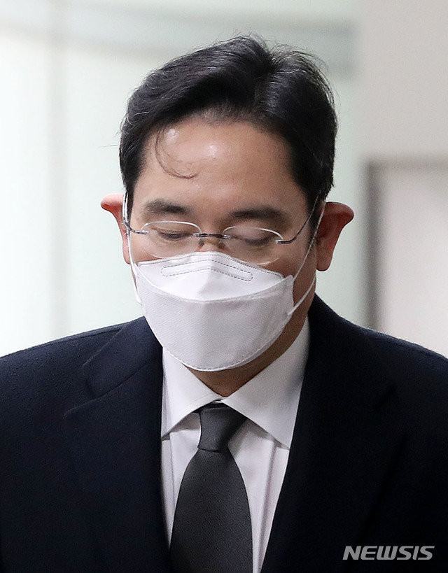 [서울=뉴시스]홍효식 기자 = 이재용 삼성전자 부회장이 18일 오후 서울 서초구 서울고등법원에서 열리는 국정농단 관련 파기환송심 선고 공판에 출석하고 있다. 2021.01.18. yesphoto@newsis.com 