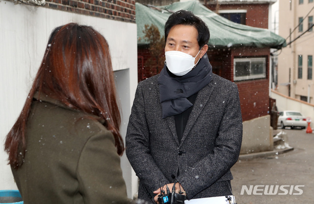 [서울=뉴시스]국회사진기자단 = 서울시장 보궐선거에 출마한 국민의힘 오세훈 전 서울시장이 18일 오후 서울 사직동 주택가에서 여성 1인 가구로 사는 주민의 고충을 듣고 있다. 2021.01.18. photo@newsis.com