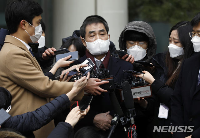 [서울=뉴시스]고승민 기자 = 이재용 삼성전자 부회장이 '국정농단 공모' 혐의로 파기환송심에서 징역 2년6개월을 선고받아 법정구속된 18일 서울고등법원에서 이 부회장 측 변호인 이인재 변호사가 입장을 밝히고 있다. 2021.01.18. kkssmm99@newsis.com