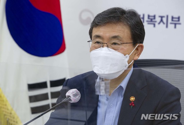 [서울=뉴시스]권덕철 보건복지부 장관이 지난 18일 오후 세종시 정부세종청사 보건복지부 5층 영상회의실에서 육군 제27사단 장병 영상 위문 행사에서 인사말을 하고 있다. 2021.01.18. (사진보건복지부 제공) photo@newsis.com