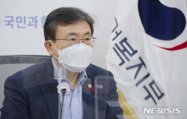 [서울=뉴시스]권덕철 보건복지부 장관이 18일 오후 세종시 정부세종청사 보건복지부 5층 영상회의실에서 육군 제27사단 장병 영상 위문 행사에서 인사말을 하고 있다. 2021.01.18. (사진보건복지부 제공) photo@newsis.com