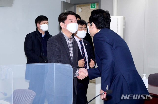 [서울=뉴시스]국회사진기자단 =안철수(왼쪽) 국민의당 대표와 최대집 대한의사협회장이 18일 서울 용산구 대한의사협회에서 열린 ‘코로나19 대응 및 백신 접종 계획 관련 국민의당-대한의사협회 간담회’에 앞서 악수하고 있다. 2021.01.18. photo@newsis.com