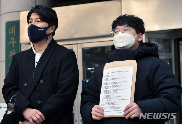 [대구=뉴시스] 이무열 기자 = 대구 지역 소상공인 자영업자 이동정씨가 18일 오후 대구시청 앞에서 영업 시각을 오후 9시로 제한한 시 코로나19 방역지침에 반발하는 호소문을 읽고 있다. 이씨는 이날 자영업자 200여 명의 서명을 받아 대구시에 전달했다. 2021.01.18. lmy@newsis.com