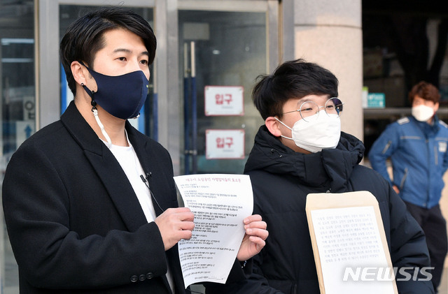 [대구=뉴시스] 이무열 기자 = 대구 지역 소상공인 자영업자 이동정씨가 18일 오후 대구시청 앞에서 영업 시각을 오후 9시로 제한한 시 코로나19 방역지침에 반발하는 호소문을 읽고 있다. 이씨는 이날 자영업자 200여 명의 서명을 받아 대구시에 전달했다. 2021.01.18. lmy@newsis.com