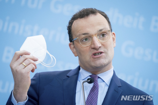 [베를린=AP/뉴시스] 옌스 슈판 독일 보건장관이 18일(현지시간) 베를린에서 열린 기자회견에서 F94 마스크를 들어보이고 있다. 독일 남동부 바이에른주(州)에서 새로운 코로나19 변이가 발견된 가운데 독일은 보다 강력한 봉쇄조치를 도입할 예정이다. 2021.01.19.