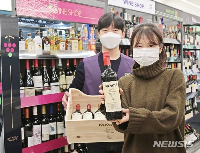 [서울=뉴시스] 와인 인기에 편의점 CU가 자체 와인 브랜드 'mmm!(음!)'을 론칭한다. (사진=BGF리테일 제공)