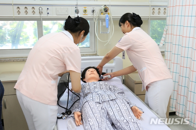 [익산=뉴시스] 강명수 기자 =원광대학교는 간호학과가 한국간호교육평가원 평가를 거쳐 ‘간호학 학사학위 프로그램’ 5년 인증을 받았다고 19일 밝혔다. 사진은 간호학과 학생들의 실습 모습이다. (사진 =원광대학교 제공) 2021.01.19. photo@newsis.com