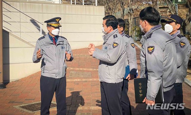 [부산=뉴시스] 진정무(맨 왼쪽) 부산경찰청장이 19일 오후 부산 북구 부산시인재개발원에 마련된 생활치료센터를 방문, 코로나19 지원근무 중인 경찰관들을 격려하고, 근무상황을 점검하고 있다. (사진=부산경찰청 제공)