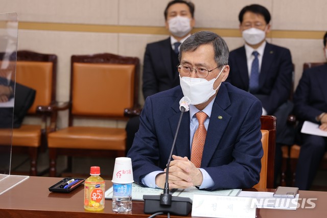 [세종=뉴시스]한국수력원자력은 19일 전북도청에서 전라북도, 새만금개발청, 군산시, 전북테크노파크, 현대로템, 두산중공업 등 9개 기관과 '새만금 그린수소 생산 클러스터 구축 협력을 위한 업무협약'을 체결했다. 사진은 정재훈 한수원 사장. (사진=한국수력원자력 제공) 