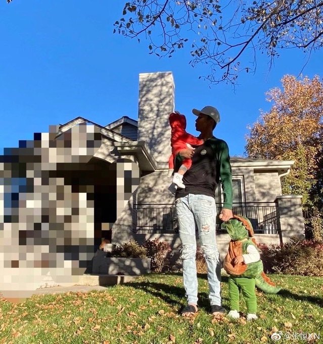 [서울=뉴시스] 18일 중국 상하이시 세무국이 유명 배우 정솽(鄭爽)의 전 남자친구 장헝에게 3227만 위안(약 59억4900만원)의 벌금을 내도록 했다. 지난 1월 장헝이 미국에서 대리모를 통해 출산한 두 아이를 돌보고 있는 모습. <사진출처: 웨이보> 2021.10.19