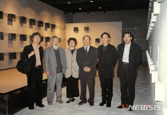 [서울=뉴시스] 1997년 일본 시마네현 '물의 나라' 미술관 개관 기념 개인전 당시 사진을 박영덕화랑 박영덕 대표가 공개했다. (왼쪽부터) 이우환 작가, 김창열 작가와 아내 마르틴 질롱 여사, 박서보 작가, 박영덕 대표, 일본 측 대표. 2021.1.20. photo@newsis.com