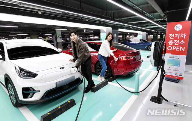 [서울=뉴시스]지난 19일 서울 등촌동 홈플러스 강서점 주차장에 마련된 전기차충전소에서 모델들이 다양한 전기차를 충전하고 있다. 2021.01.19. (사진=홈플러스 제공) photo@newsis.com