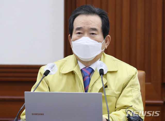[서울=뉴시스]김명원 기자 = 정세균 국무총리가 19일 오전 서울 종로구 정부서울청사에서 영상으로 열린 코로나19 대응 중앙재난안전대책본부(중대본) 회의에 참석해 발언하고 있다. 2021.01.19. kmx1105@newsis.com