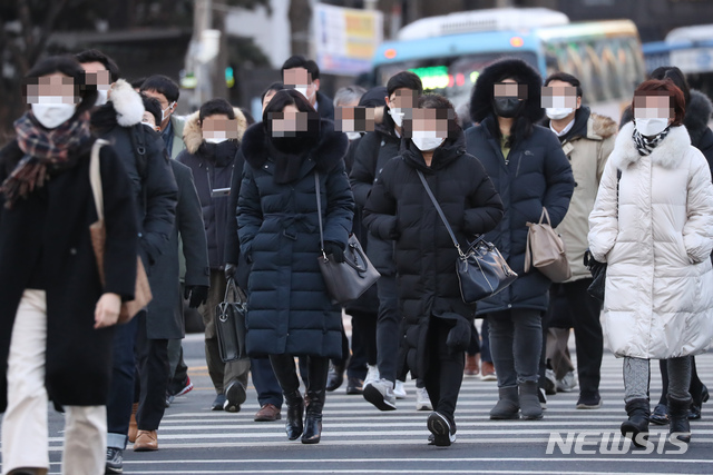 [서울=뉴시스]고승민 기자 = 서울 아침 최저기온이 영하 13도에 이르는 등 전국에 한파특보가 내려진 19일 서울 광화문 사거리에서 옷을 두텁게 입은 시민들이 출근하고 있다. 2021.01.19. kkssmm99@newsis.com