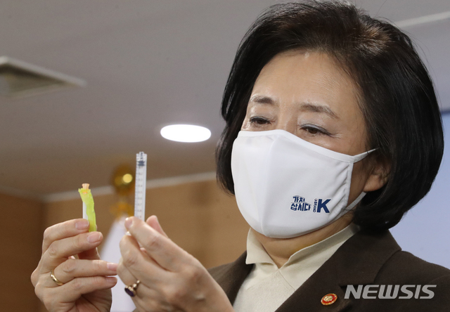 [서울=뉴시스]김명원 기자 = 박영선 중소벤처기업부 장관이 19일 오전 서울 종로구 정부서울청사 합동브리핑실에서 코로나19 백신 주사기을 들어보이며 설명하고 있다. 박영선 장관은 "풍림파마텍, 최소주사잔량(LDS 4μL) 기술을 적용하여 백신 1병당 6회분(일반주사기 5회분) 이상 주사가 가능한 코로나19 백신주사기 생산체계 구축했다고 밝혔다. 2021.01.19. kmx1105@newsis.com
