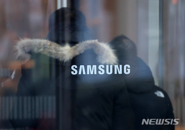 [서울=뉴시스]고범준 기자 = 19일 오전 서울 서초구 삼성전자 서초사옥에 삼성 로고가 보이고 있다. 지난 18일 이재용 삼성전자 부회장은 국정농단 파기환송심 재판에서 실형을 선고받아 법정구속됐다. 한편 이재용 삼성전자 부회장의 실형 소식에 주가는 급격히 동요했다. 2021.01.19. bjko@newsis.com