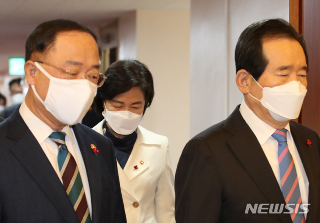 [서울=뉴시스]김명원 기자 = 정세균 국무총리와 홍남기 경제부총리 겸 기획재정부 장관, 추미애 법무부 장관이 19일 오전 서울 종로구 정부서울청사에서 영상으로 열린 국무회의에 참석하고 있다. 2021.01.19. kmx1105@newsis.com 
