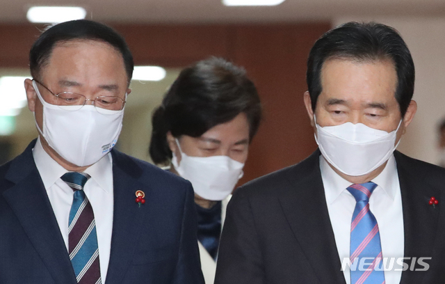 [서울=뉴시스]김명원 기자 = 정세균 국무총리와 홍남기 경제부총리 겸 기획재정부 장관, 추미애 법무부 장관이 지난 19일 오전 서울 종로구 정부서울청사에서 영상으로 열린 국무회의에 참석하고 있다. 2021.01.19. kmx1105@newsis.com