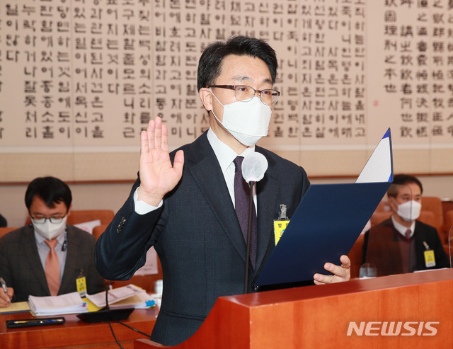 [서울=뉴시스]김진아 기자 = 김진욱 초대 고위공직자범죄수사처(공수처) 처장 후보자가 19일 오전 서울 여의도 국회에서 열린 법제사법위원회 인사청문회에 출석해 증인 선서를 하고 있다. (공동취재사진) 2021.01.19. photo@newsis.com