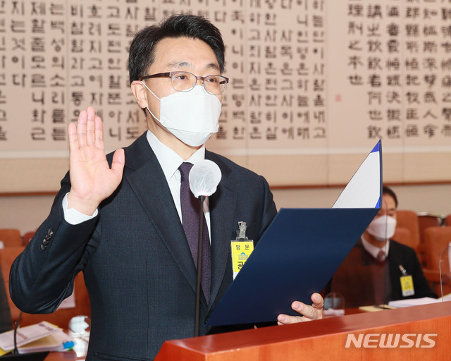 [서울=뉴시스]김진아 기자 = 김진욱 초대 고위공직자범죄수사처(공수처) 처장 후보자가 지난 19일 오전 서울 여의도 국회에서 열린 법제사법위원회 인사청문회에 출석해 증인 선서를 하고 있다. (공동취재사진) 2021.01.19. photo@newsis.com