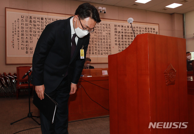 [서울=뉴시스]김진아 기자 = 김진욱 초대 고위공직자범죄수사처(공수처) 처장 후보자가 19일 오전 서울 여의도 국회에서 열린 법제사법위원회 인사청문회에 출석해 인사를 하고 있다. (공동취재사진) 2021.01.19. photo@newsis.com