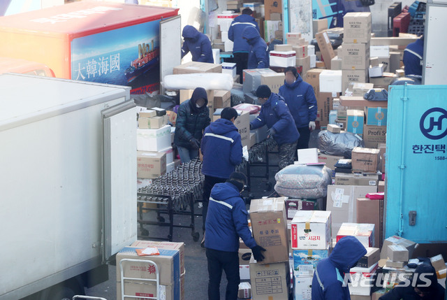 [서울=뉴시스]박주성 기자 = 지난 19일 오전 서울 마포구 한진택배 마포택배센터에서 택배 노동자들이 작업을 하고 있다. 2021.01.19. park7691@newsis.com