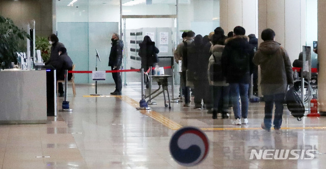 [서울=뉴시스]홍효식 기자 = 서울시 소재 국립문화예술시설의 운영을 재개한 19일 오전 서울 서초구 국립중앙도서관에서 시민들이 발열체크를 위해 기다리고 있다. 2021.01.19. yesphoto@newsis.com